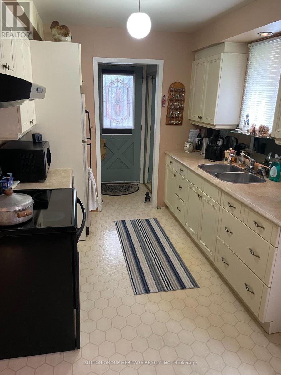 82 Claymore Crescent, Oshawa, Ontario L1G 6G2 - Photo 2 - E13671194