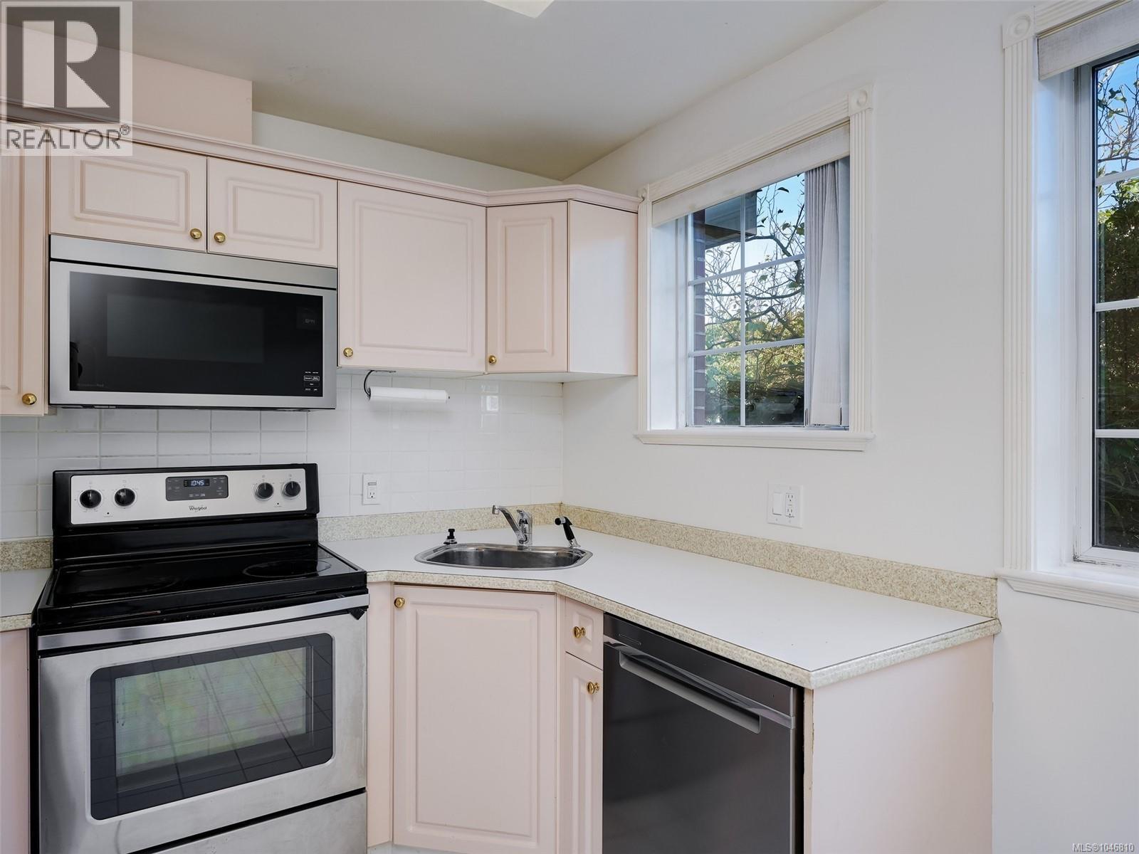 109 1371 Hillside Ave, Victoria, British Columbia  V8T 2B3 - Photo 11 - 1046810
