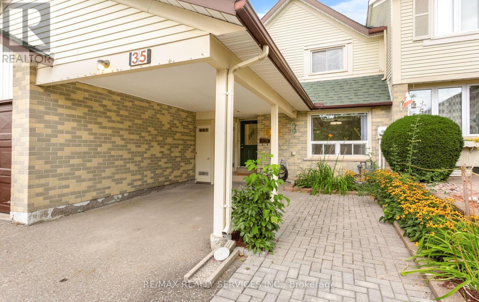 35 Sparklett Crescent, Brampton, Ontario  L6Z 1M7 - Photo 2 - W13671164