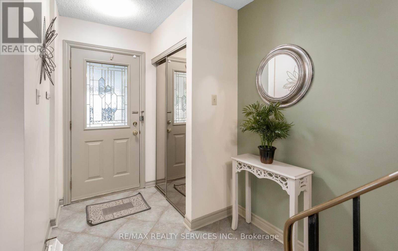35 Sparklett Crescent, Brampton, Ontario  L6Z 1M7 - Photo 4 - W13671164