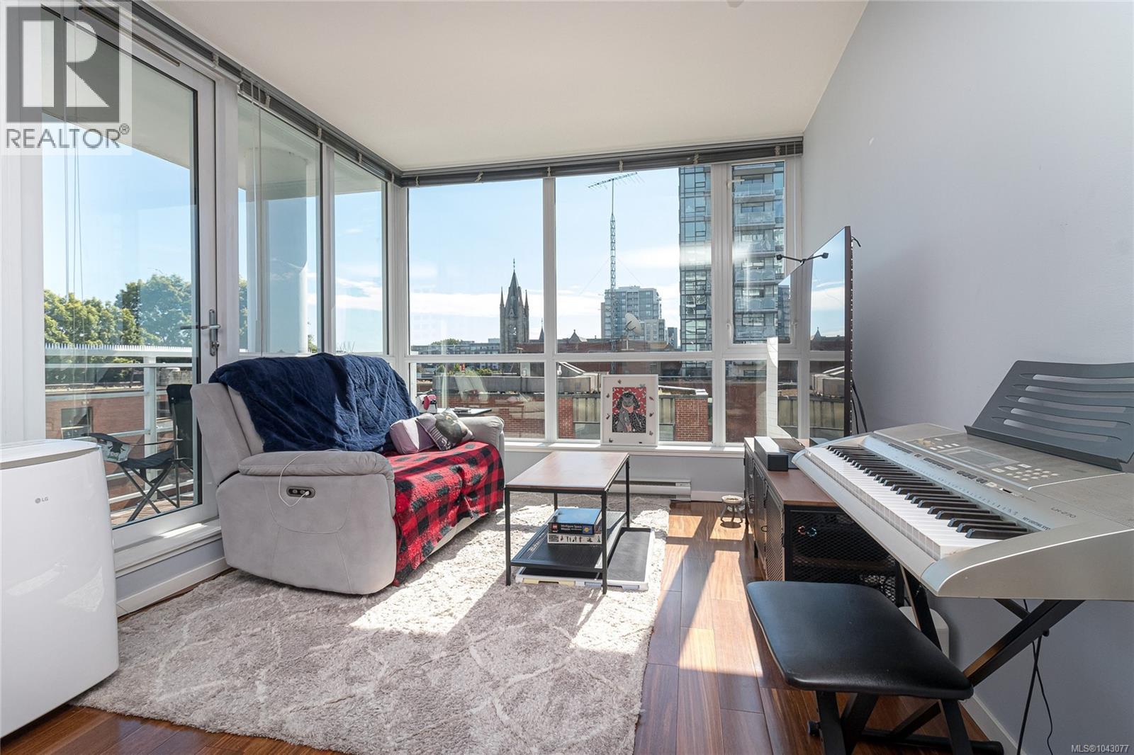 607 834 Johnson St, Victoria, British Columbia  V8W 1N3 - Photo 3 - 1043077