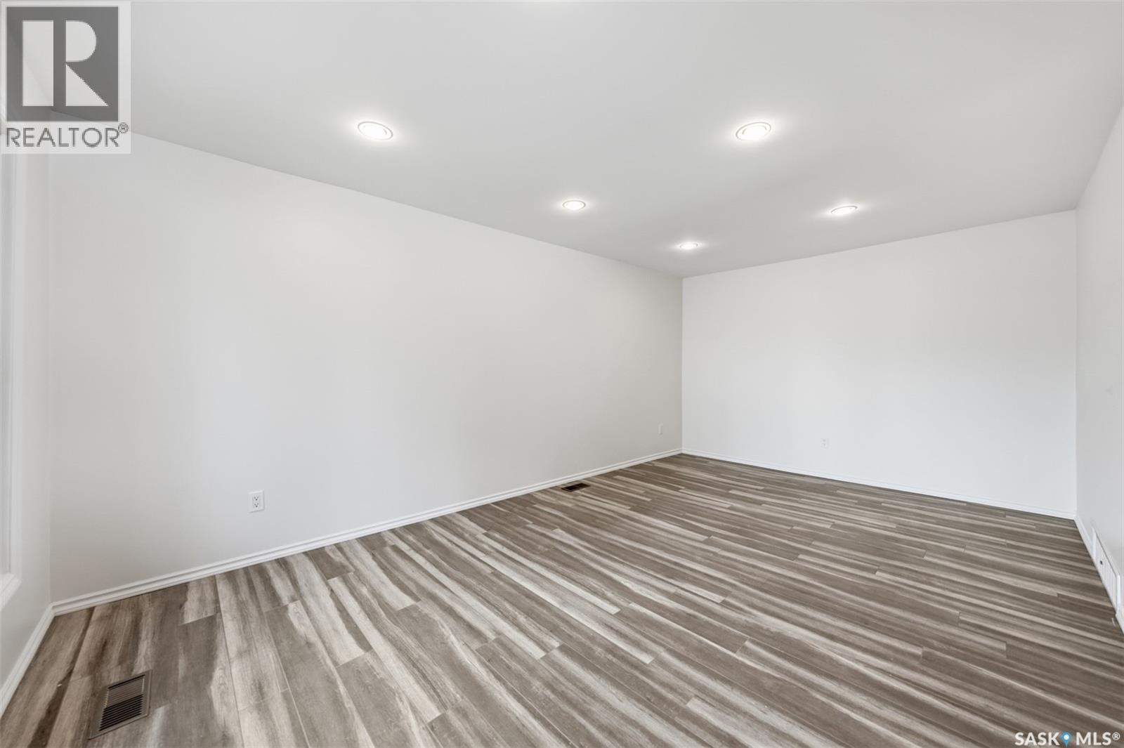 825 L Avenue N, Saskatoon, Saskatchewan  S7L 2R3 - Photo 3 - SK045453