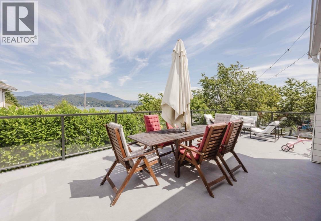 679 Corlett Road, Gibsons, British Columbia  V0N 1V9 - Photo 2 - R3140447