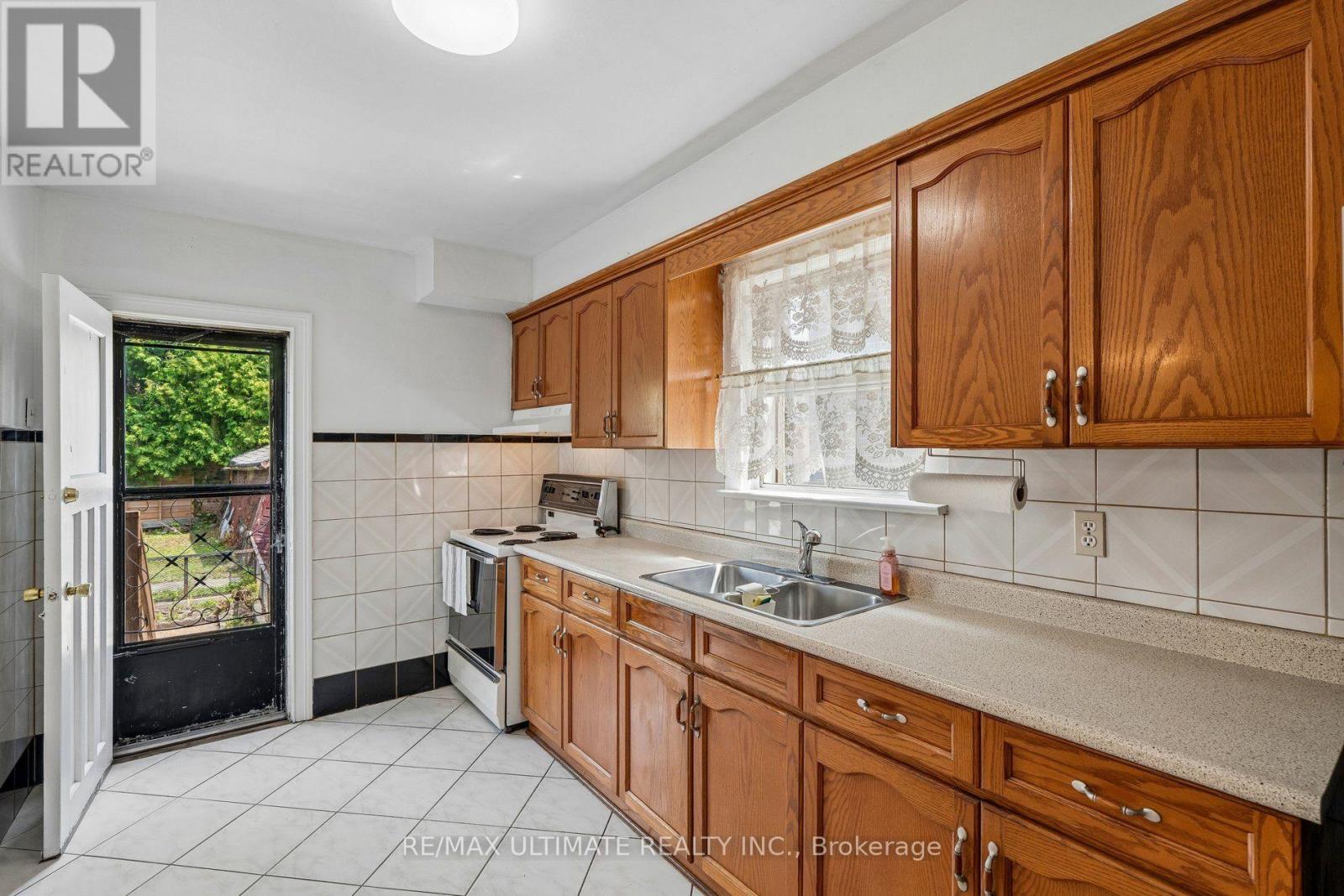 463 Oakwood Avenue, Toronto, Ontario  M6E 2W4 - Photo 18 - C13671326