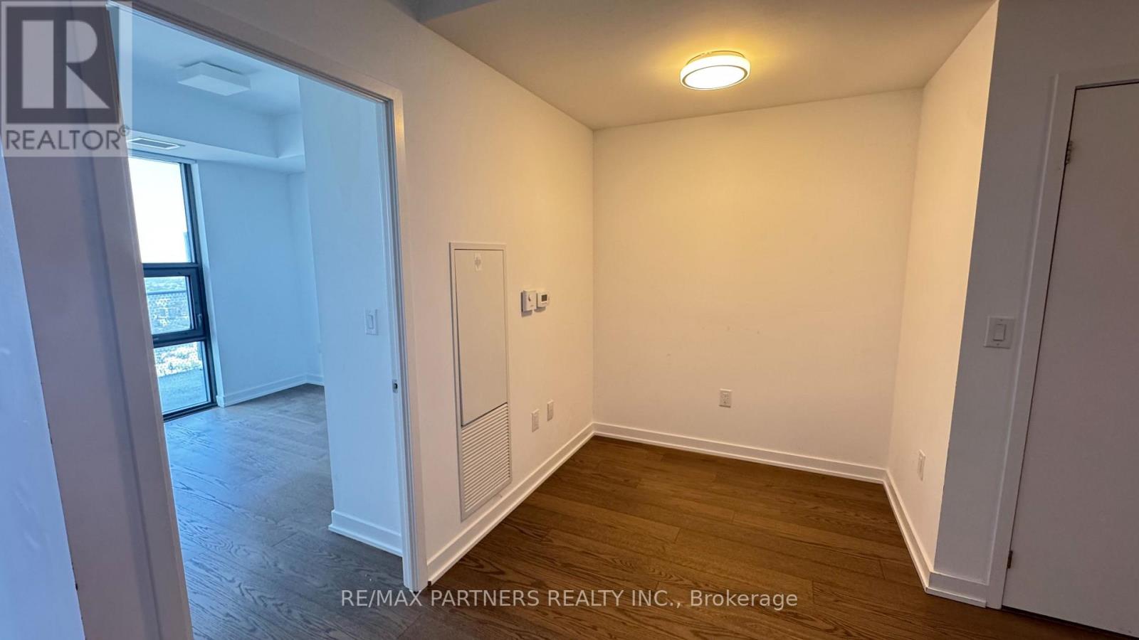 5707 - 11 Wellesley Street W, Toronto, Ontario M4Y 0G4 - Photo 4 - C13671452