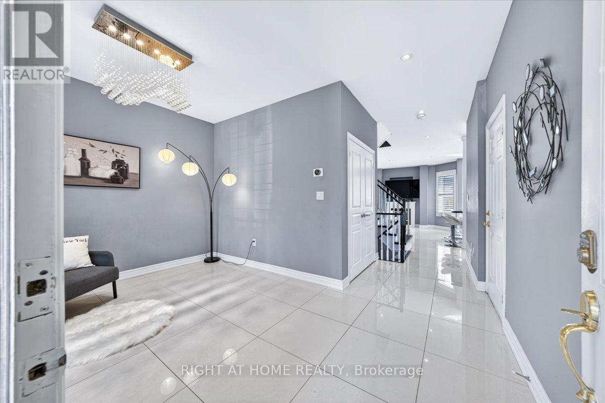 25 Longwood Avenue, Richmond Hill, Ontario  L4E 4A5 - Photo 4 - N13671430