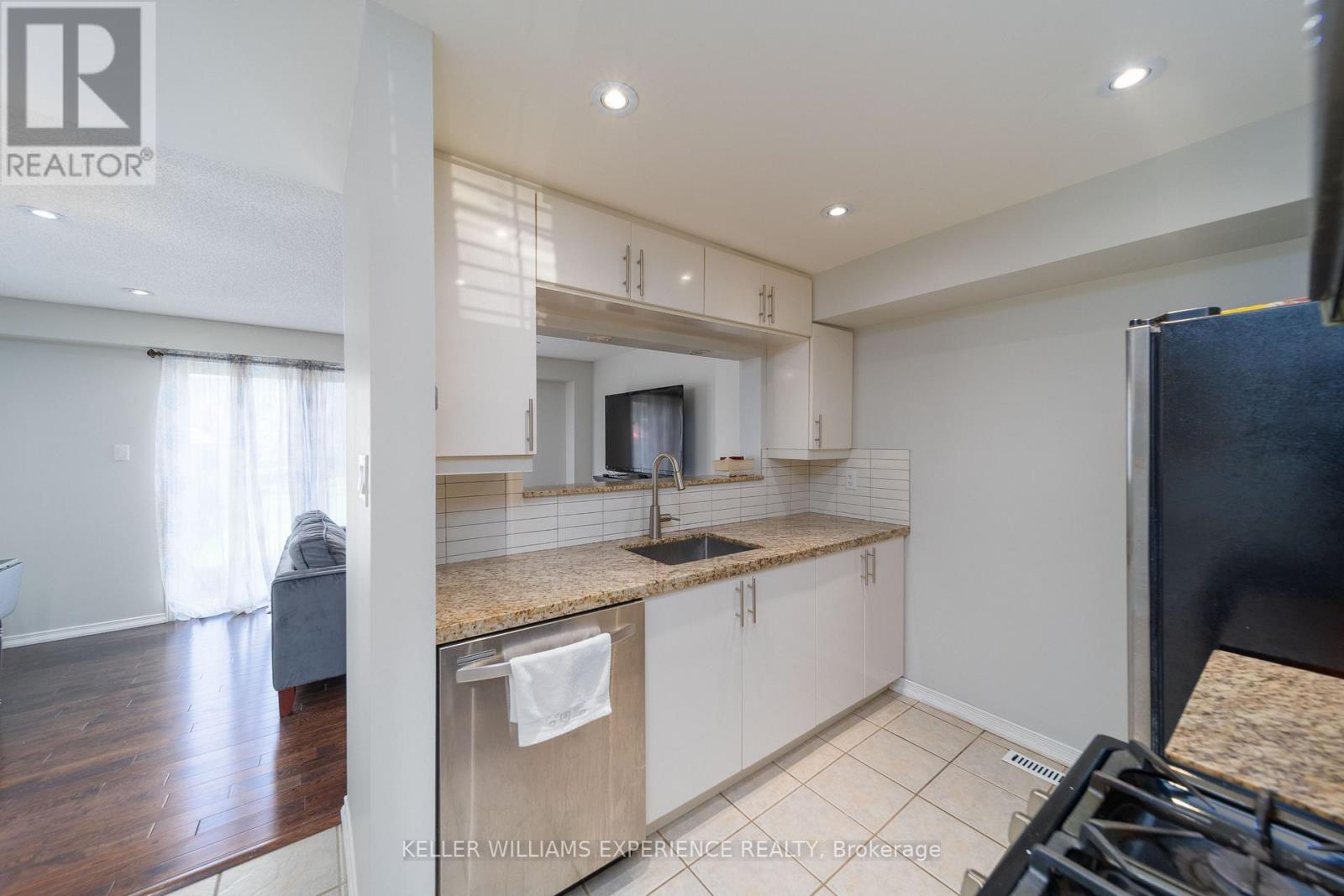 12 Monarchy Street, Barrie, Ontario  L4M 7K2 - Photo 5 - S13671358