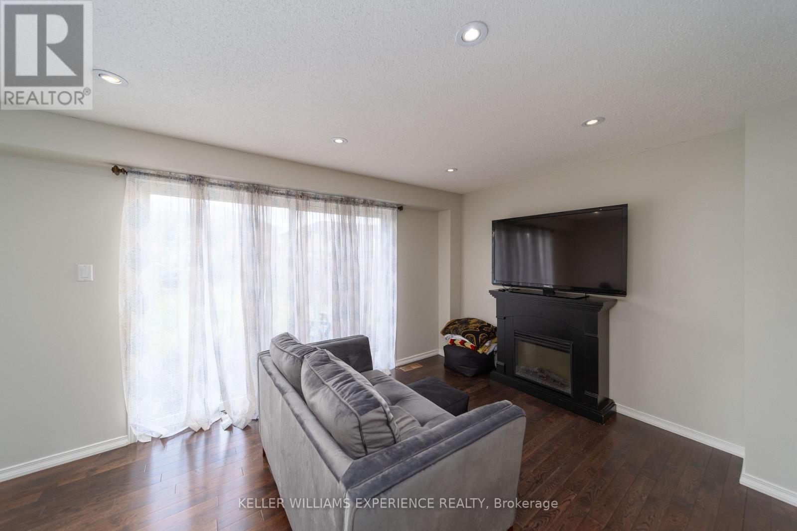 12 Monarchy Street, Barrie, Ontario  L4M 7K2 - Photo 7 - S13671358
