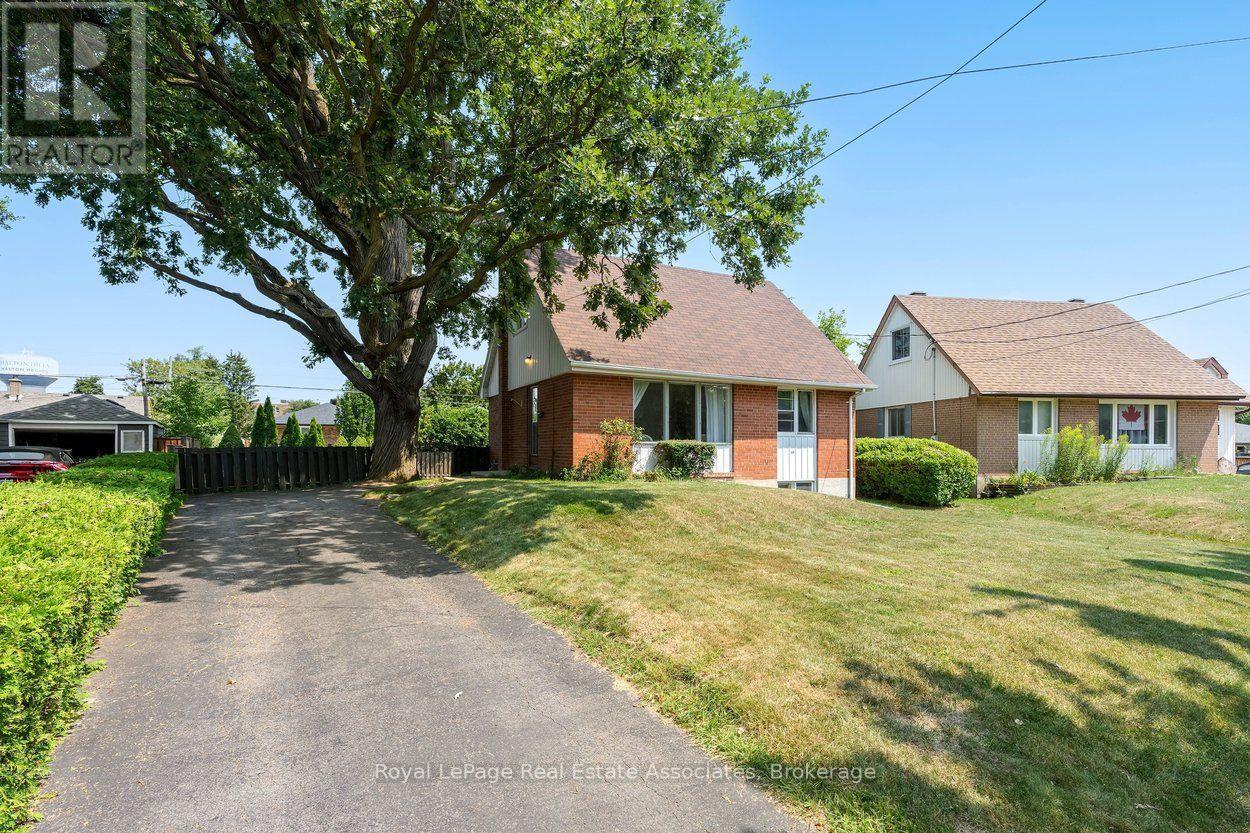64 Mcintyre Crescent, Halton Hills, Ontario  L7G 1N3 - Photo 2 - W13671336