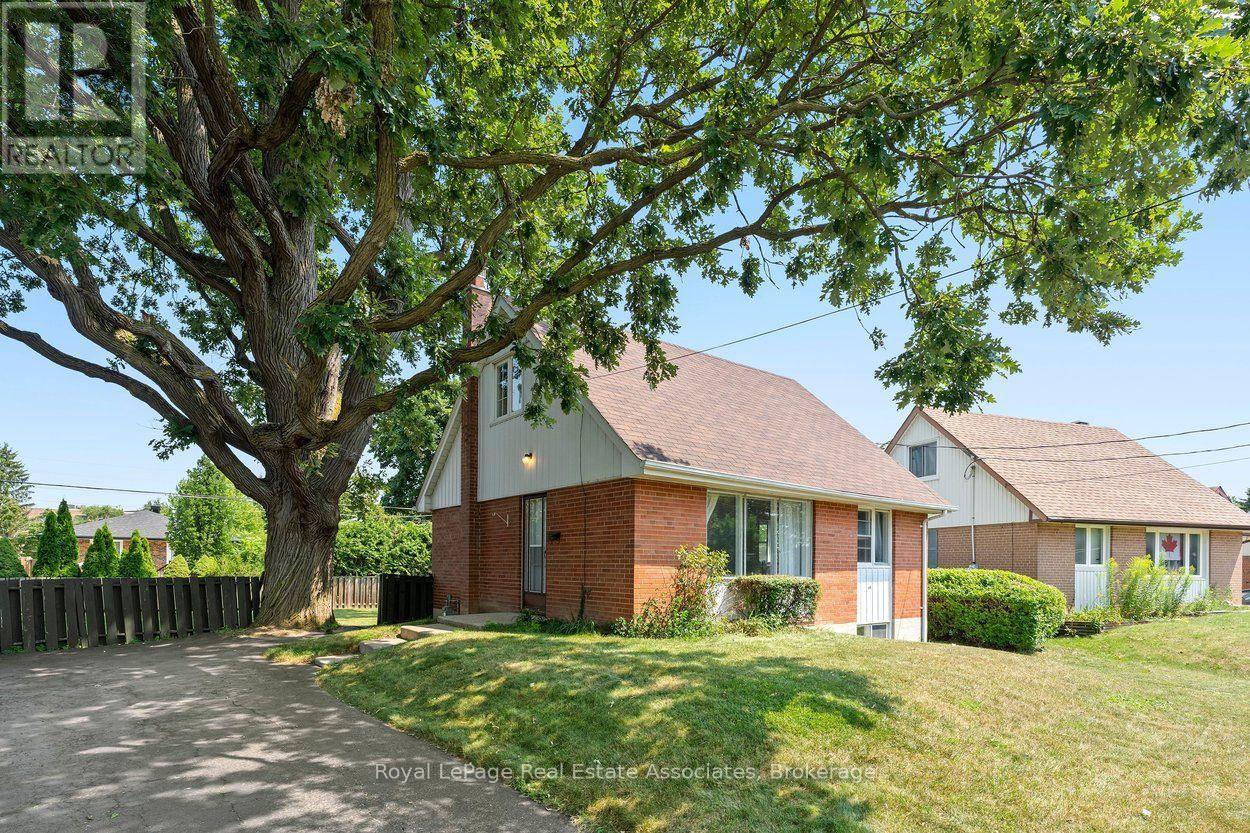 64 Mcintyre Crescent, Halton Hills, Ontario  L7G 1N3 - Photo 3 - W13671336