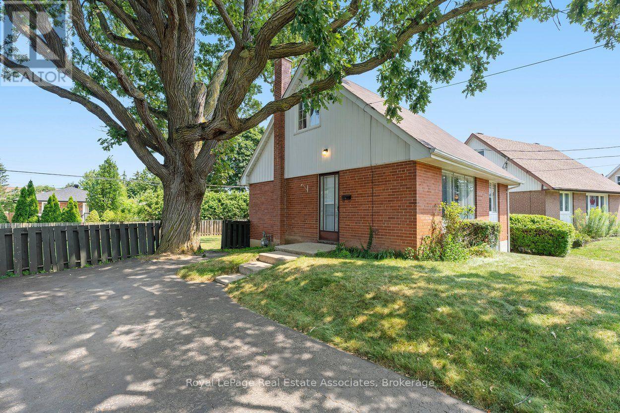 64 Mcintyre Crescent, Halton Hills, Ontario  L7G 1N3 - Photo 5 - W13671336