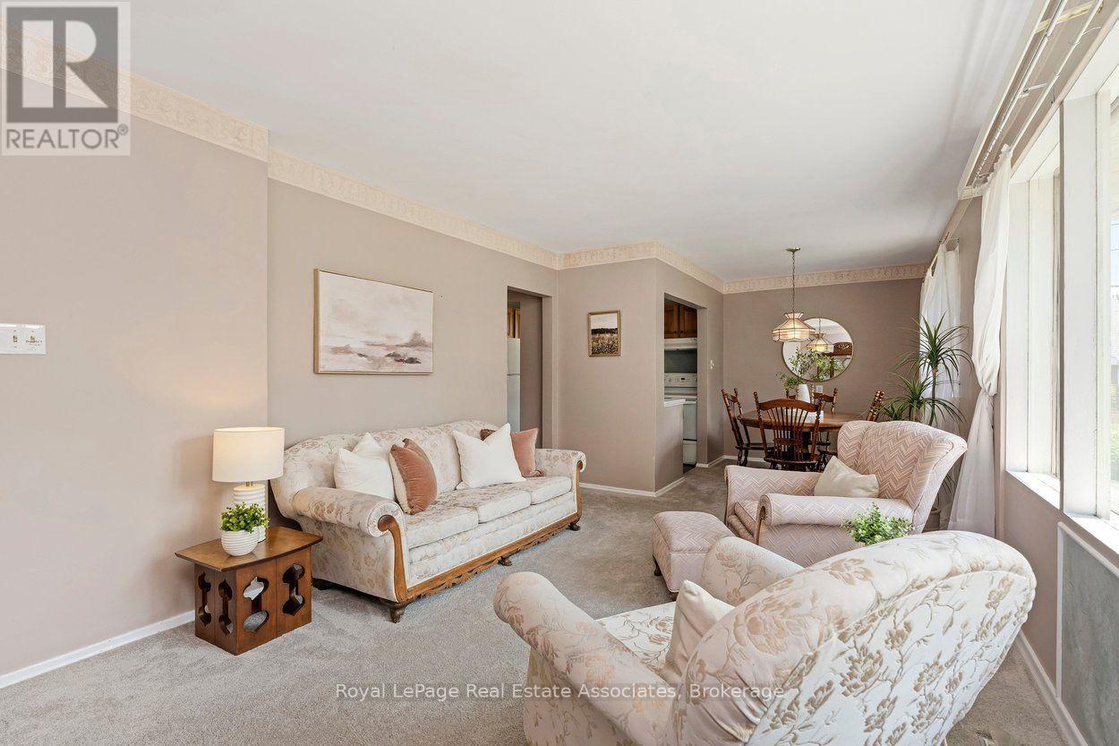 64 Mcintyre Crescent, Halton Hills, Ontario  L7G 1N3 - Photo 8 - W13671336