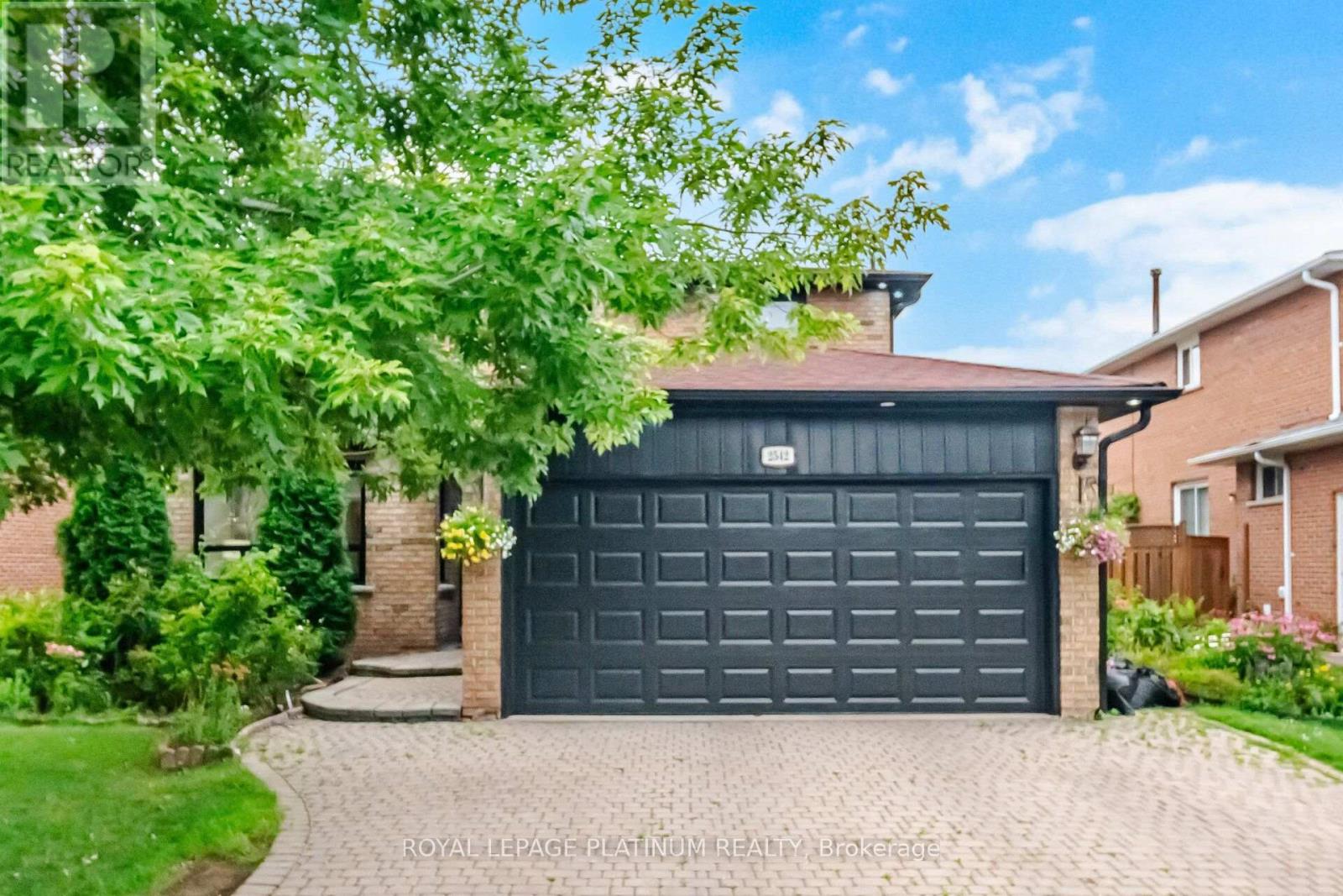 2542 Pollard Drive, Mississauga, Ontario  L5C 3H1 - Photo 1 - W13671352