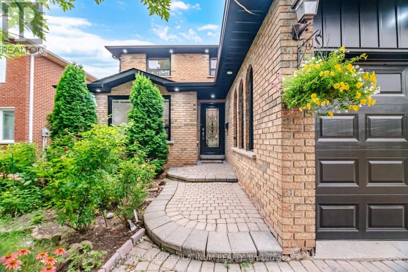 2542 Pollard Drive, Mississauga, Ontario  L5C 3H1 - Photo 4 - W13671352