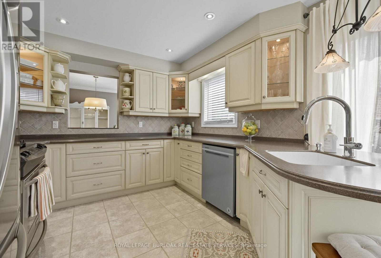1580 Woodeden Drive, Mississauga, Ontario  L5H 3S5 - Photo 8 - W13671556