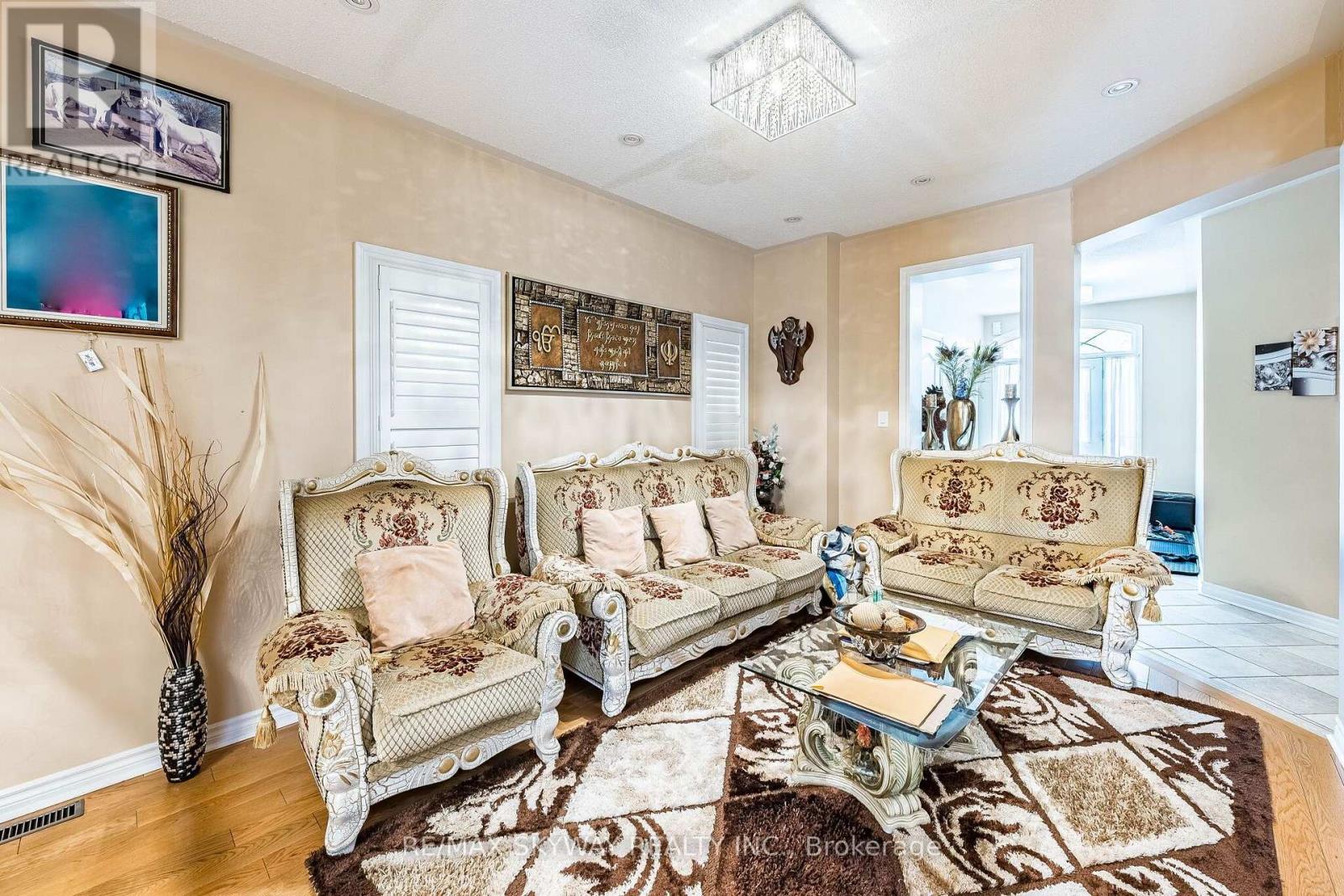 18 Long Meadow Road, Brampton, Ontario  L6P 2A2 - Photo 8 - W13644366