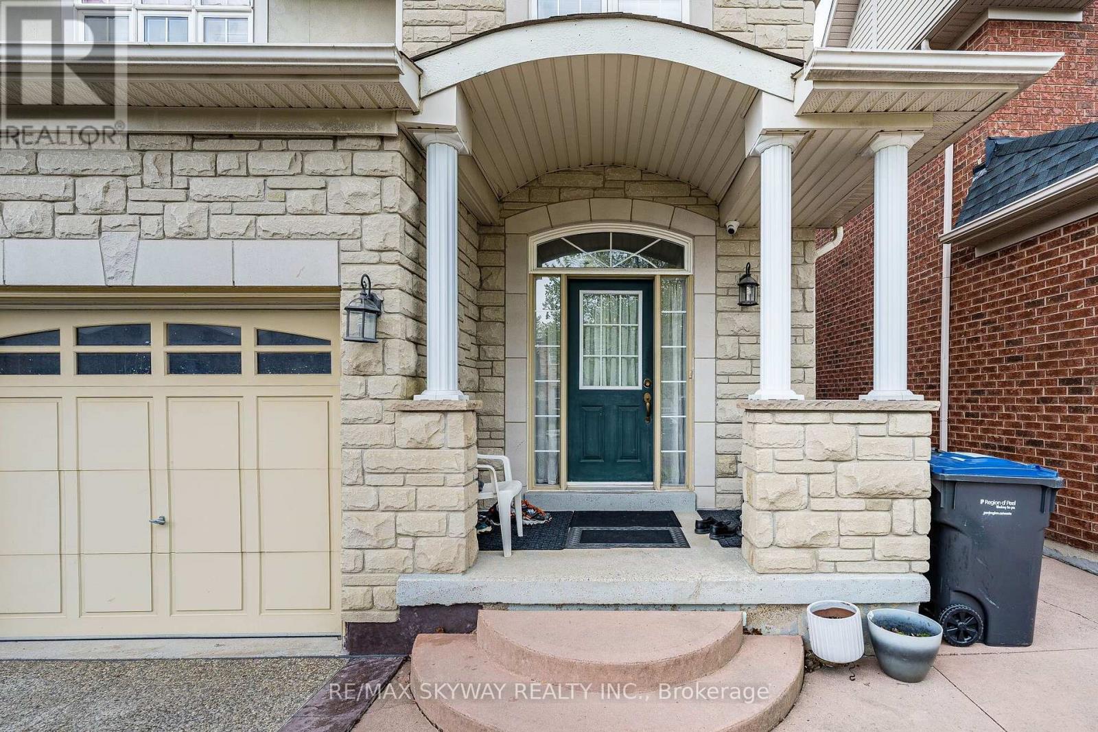 18 Long Meadow Road, Brampton, Ontario  L6P 2A2 - Photo 4 - W13644366