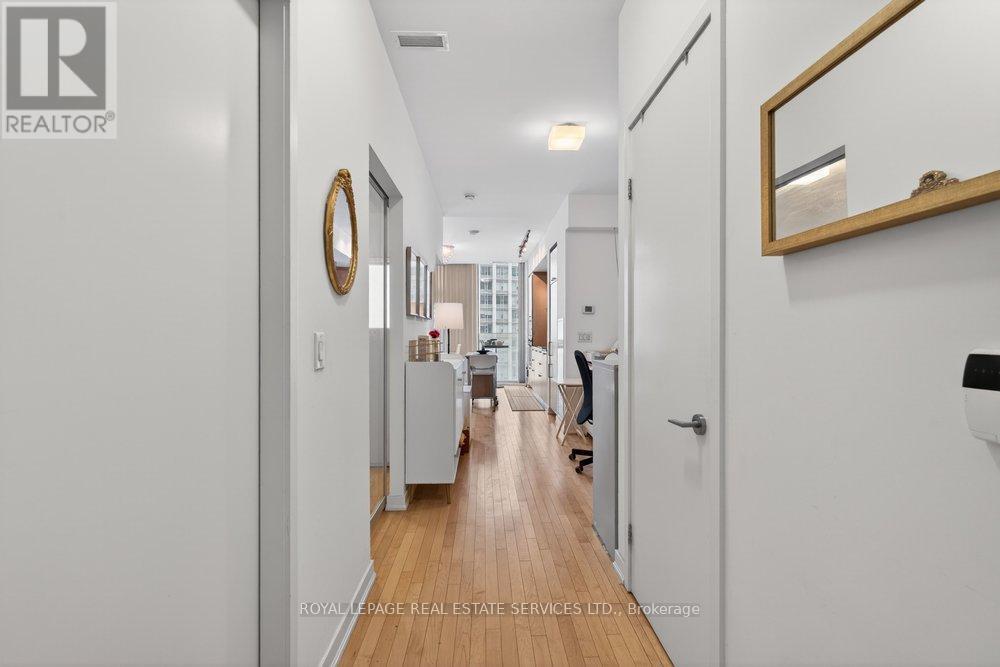 1804 - 14 York Street, Toronto, Ontario M5J 0B1 - Photo 3 - C13671638