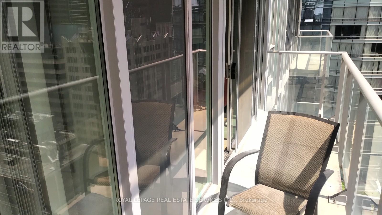 1609 - 126 Simcoe Street, Toronto, Ontario M5H 4E6 - Photo 1 - C13671730