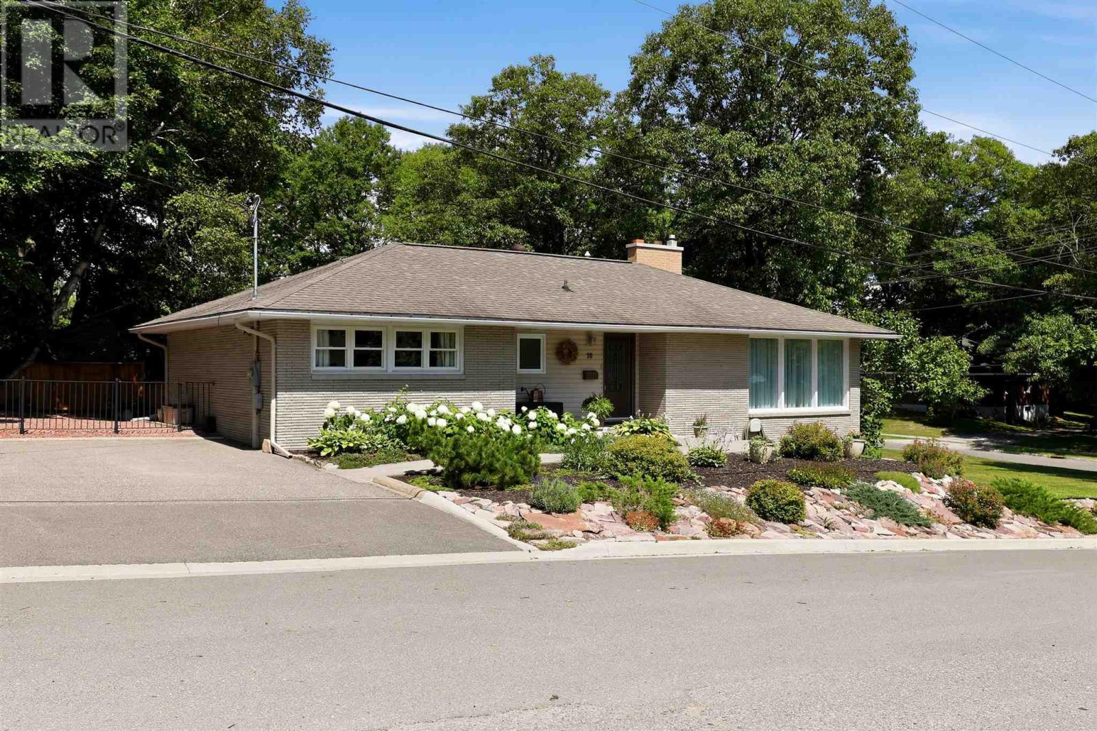 10 Thorneloe Cres, Sault Ste. Marie, Ontario  P6A 4J3 - Photo 2 - SM262162