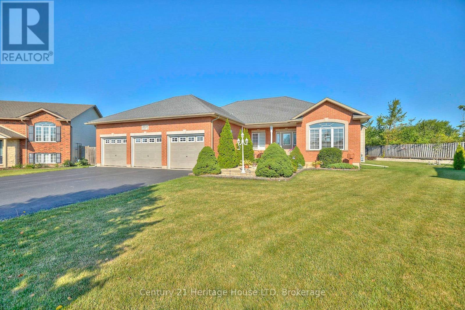 3910 Christina Court, Fort Erie, Ontario  L0S 1N0 - Photo 3 - X13666378