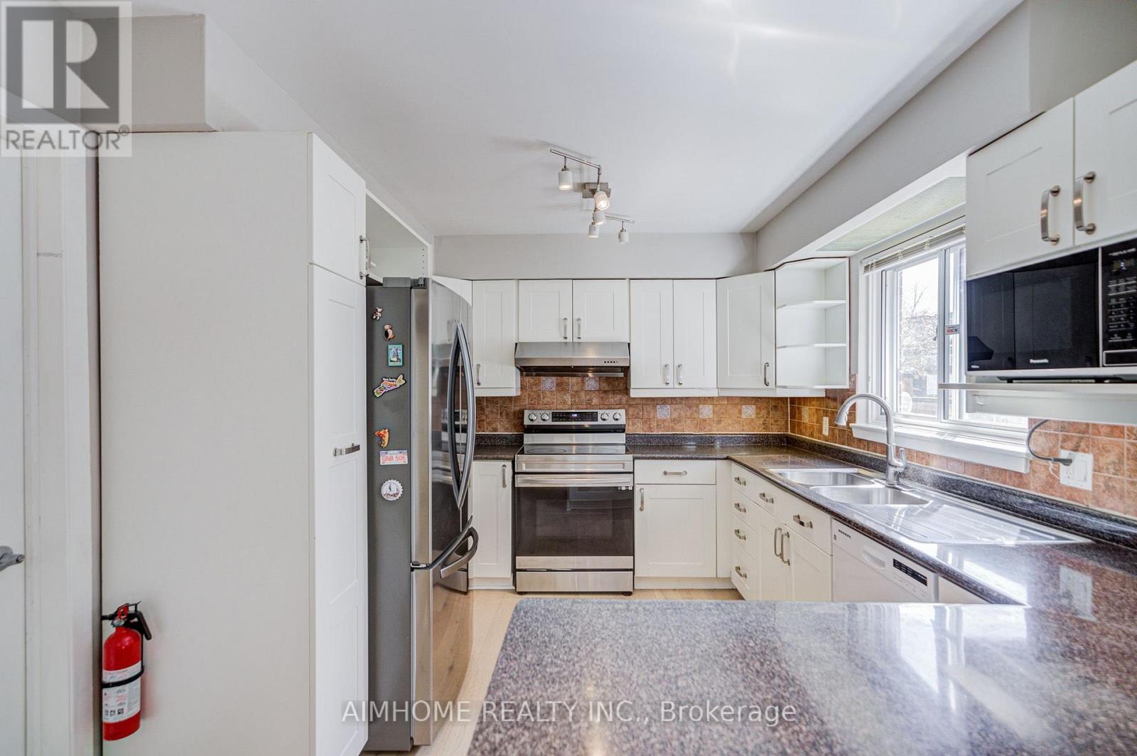 163 Chipwood Crescent, Toronto, Ontario  M2J 3X6 - Photo 8 - C13671918