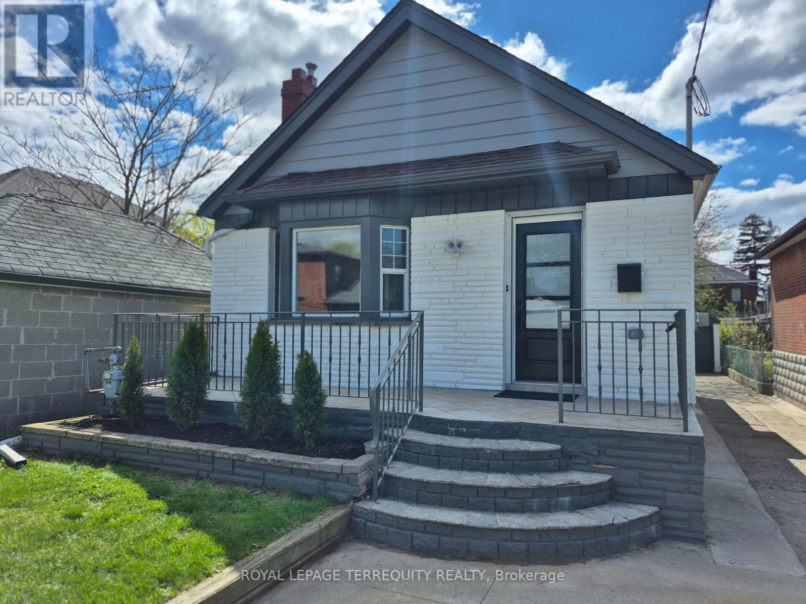 40 Leroy Avenue, Toronto, Ontario  M4J 4G8 - Photo 2 - E13671958