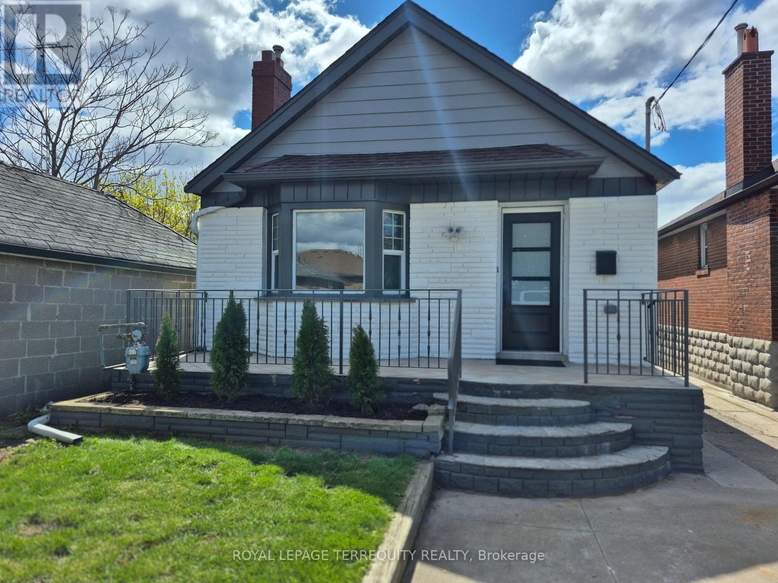 40 Leroy Avenue, Toronto, Ontario  M4J 4G8 - Photo 3 - E13671958