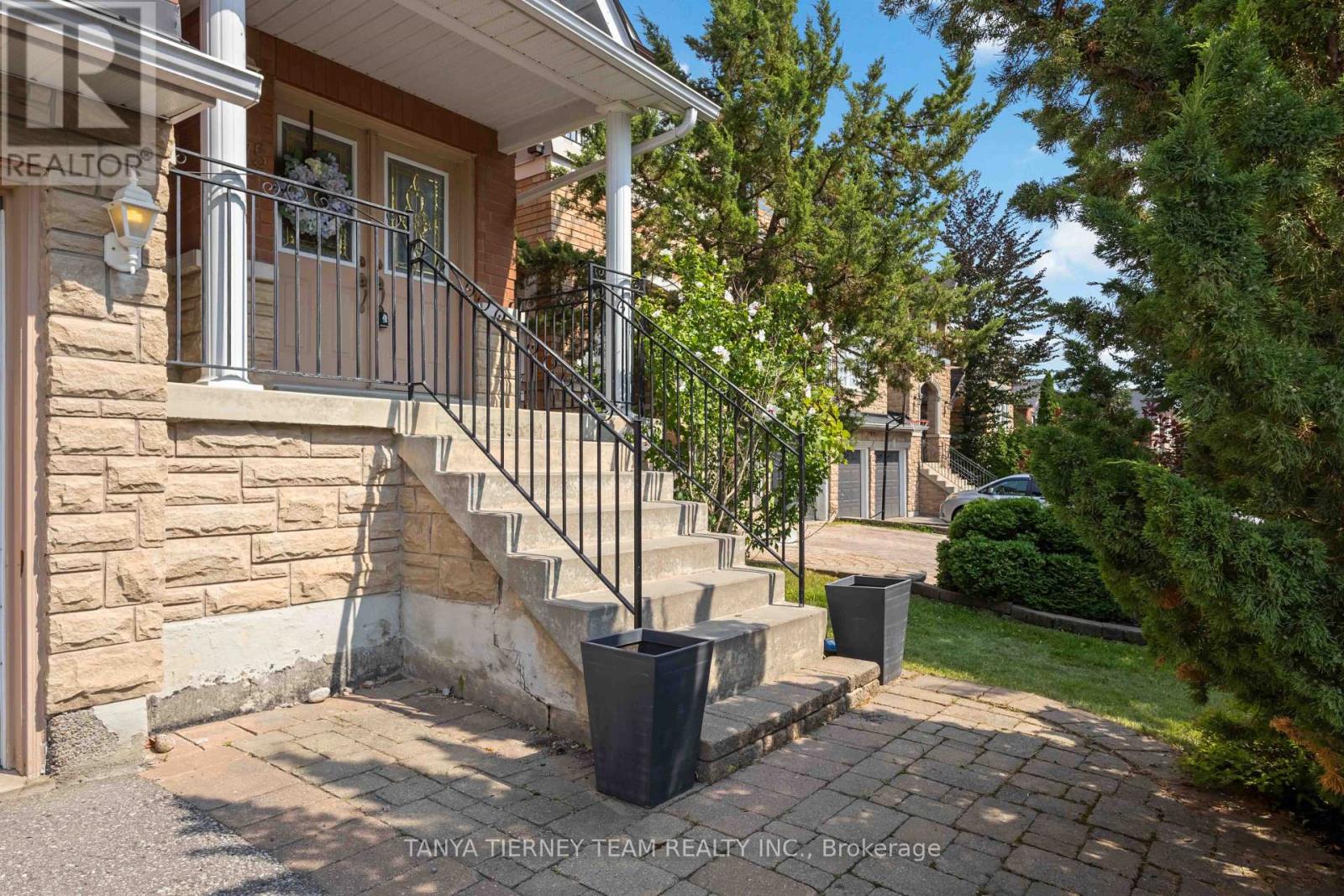 1775 Spartan Court, Pickering, Ontario  L1V 7G6 - Photo 4 - E13671968