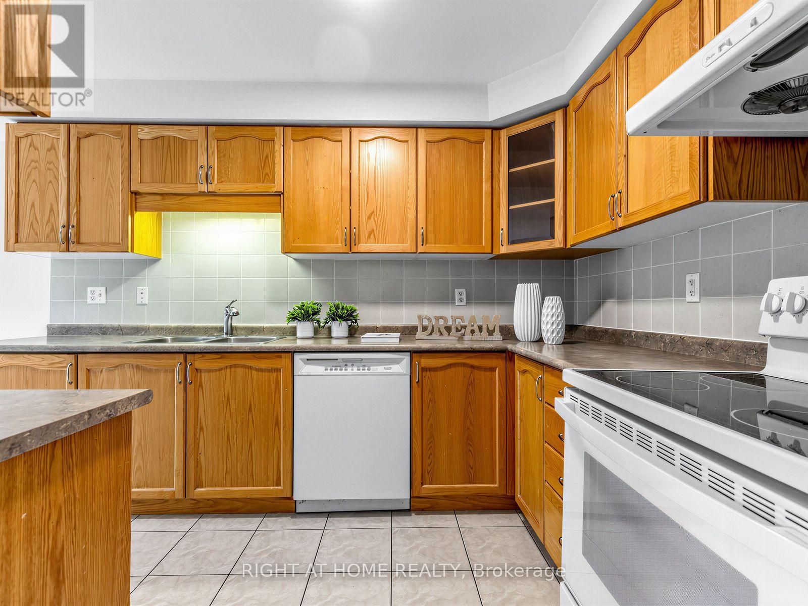 81 Briarcrest Drive, Markham, Ontario  L6C 3E7 - Photo 13 - N13671896