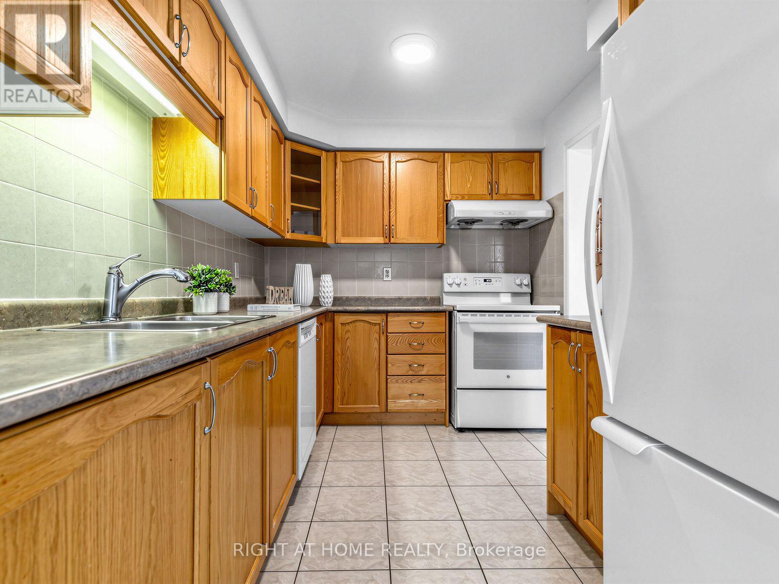 81 Briarcrest Drive, Markham, Ontario  L6C 3E7 - Photo 16 - N13671896