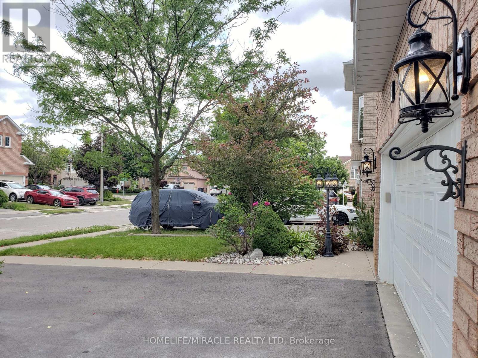 6 Sweet Briar Lane, Brampton, Ontario  L6Z 4V3 - Photo 2 - W13671916