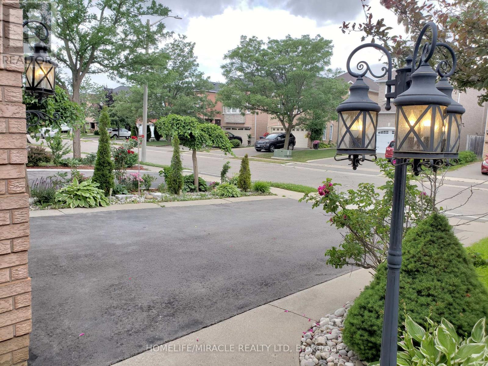 6 Sweet Briar Lane, Brampton, Ontario  L6Z 4V3 - Photo 3 - W13671916