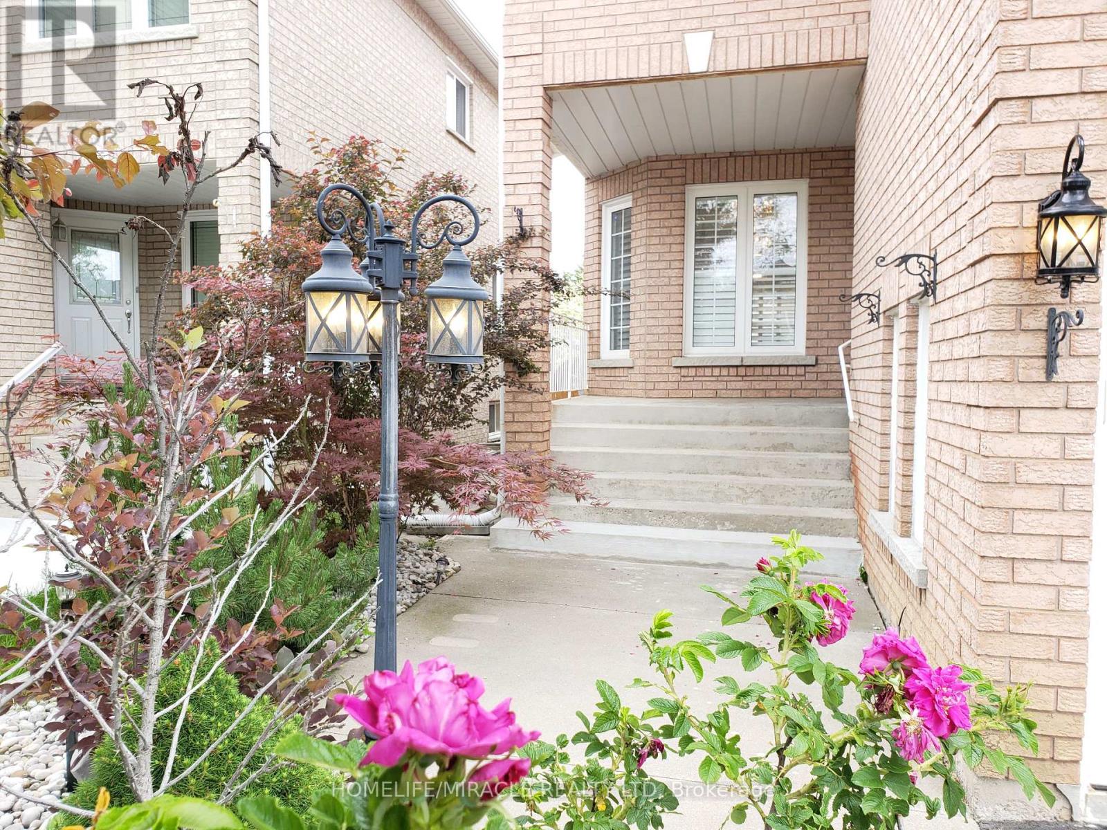 6 Sweet Briar Lane, Brampton, Ontario  L6Z 4V3 - Photo 4 - W13671916