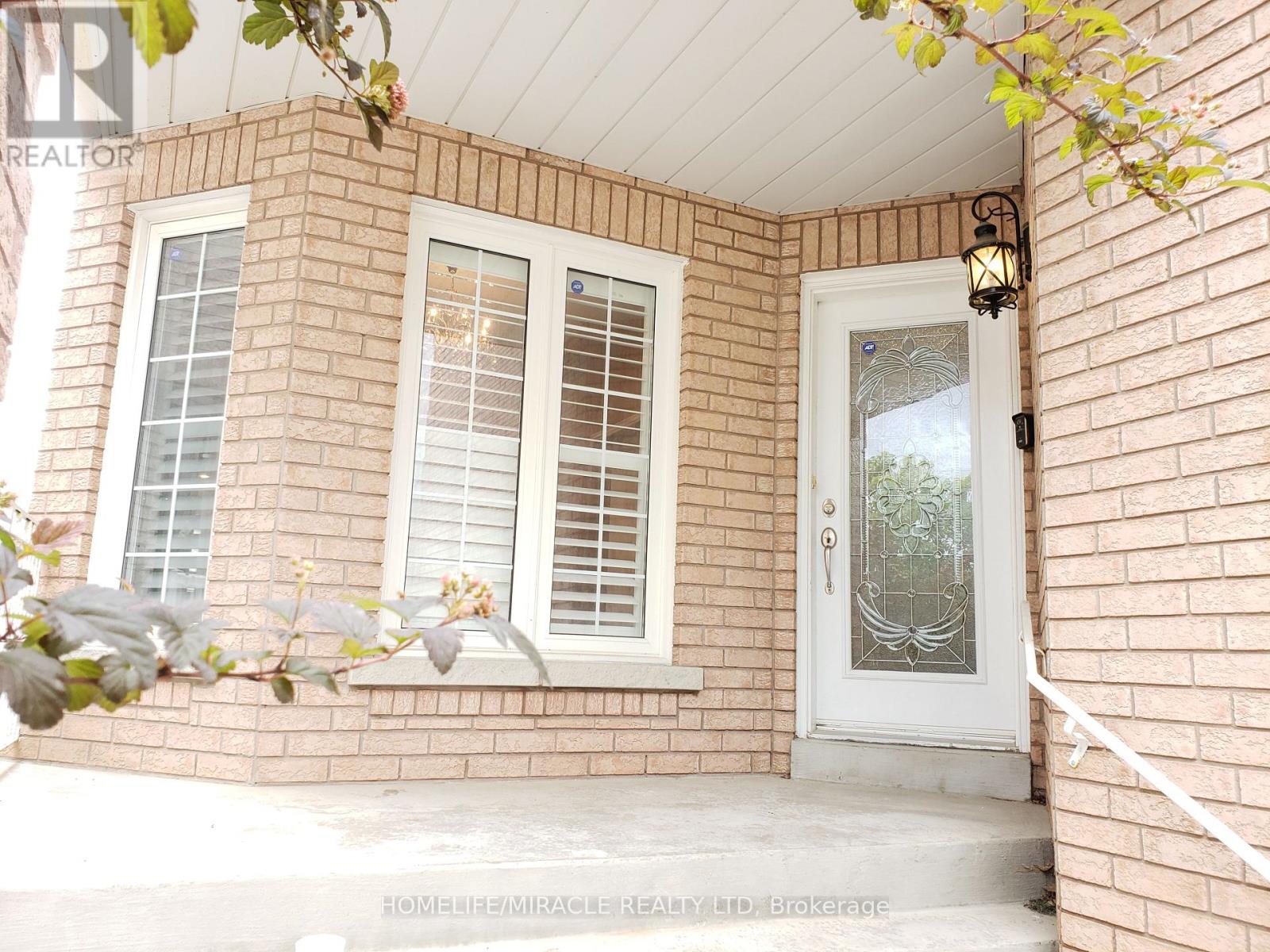 6 Sweet Briar Lane, Brampton, Ontario  L6Z 4V3 - Photo 5 - W13671916