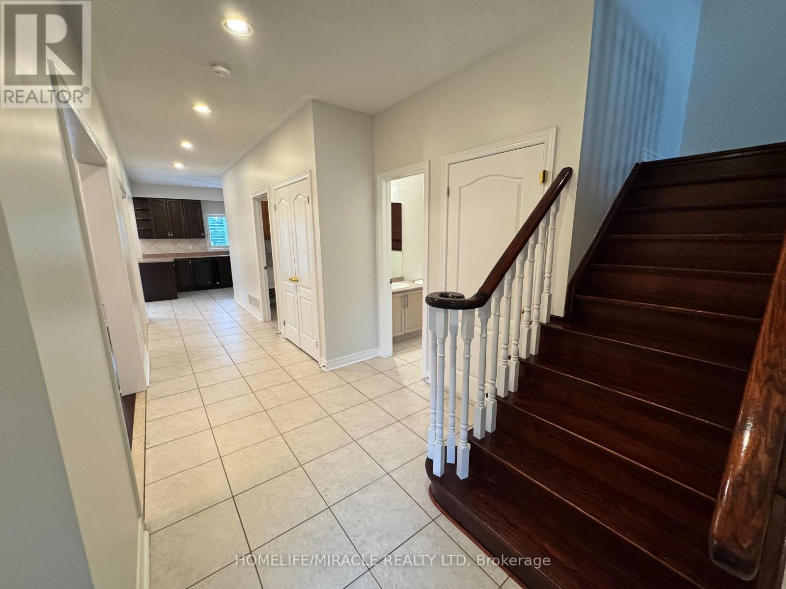 6 Sweet Briar Lane, Brampton, Ontario  L6Z 4V3 - Photo 7 - W13671916