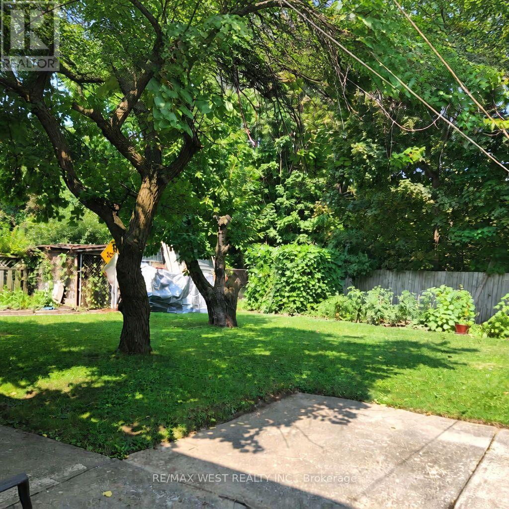 65 Ridge Point Crescent, Toronto, Ontario  M6M 2Z7 - Photo 11 - W13671986