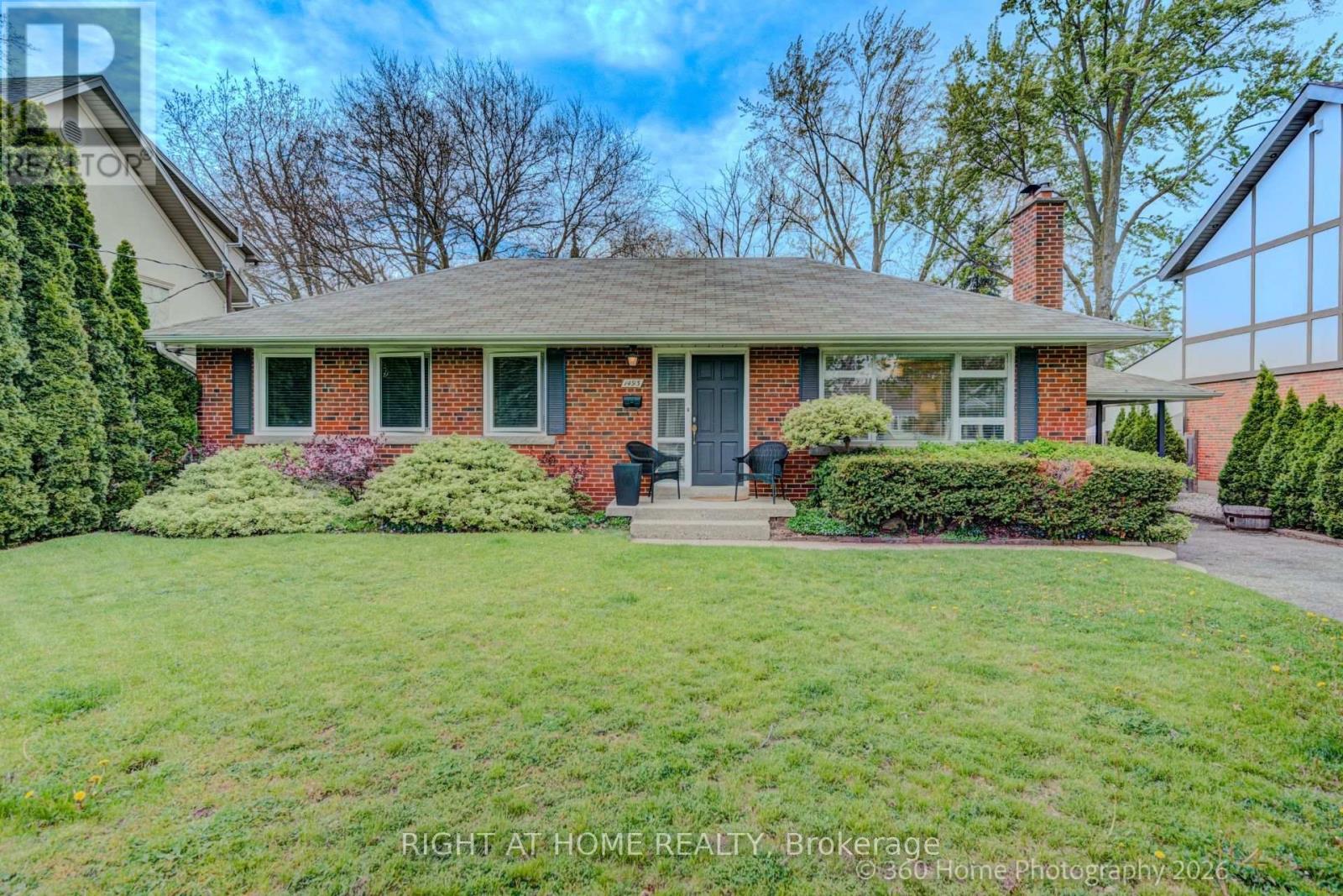 1493 Constance Drive, Oakville, Ontario L6J 2T8 - Photo 3 - W13672014