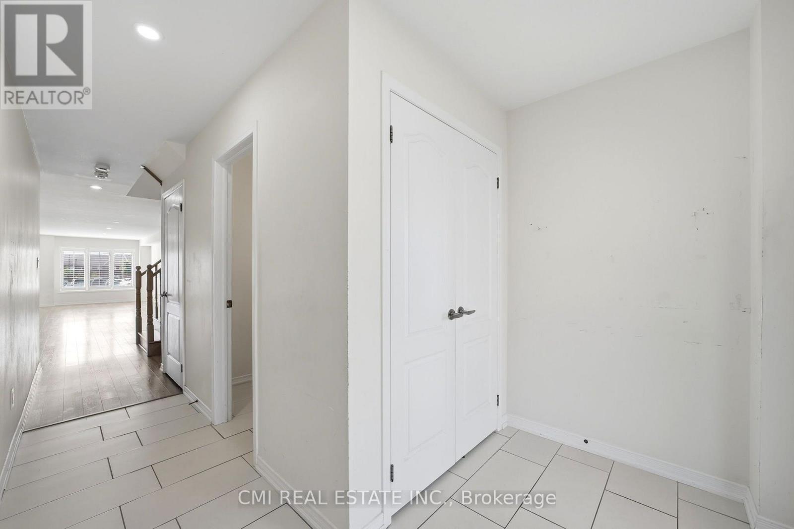 162 Golden Springs Drive, Brampton, Ontario  L7A 4N9 - Photo 5 - W13672048