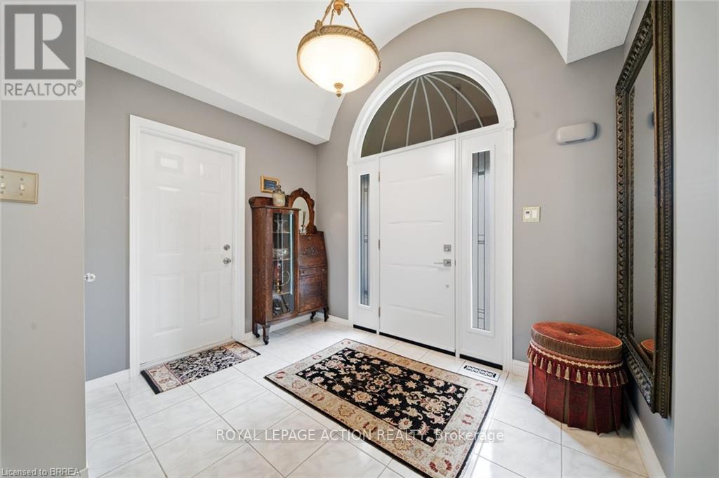 37 Mc Intosh Court, Brantford, Ontario  N3R 7Y1 - Photo 3 - X13671892