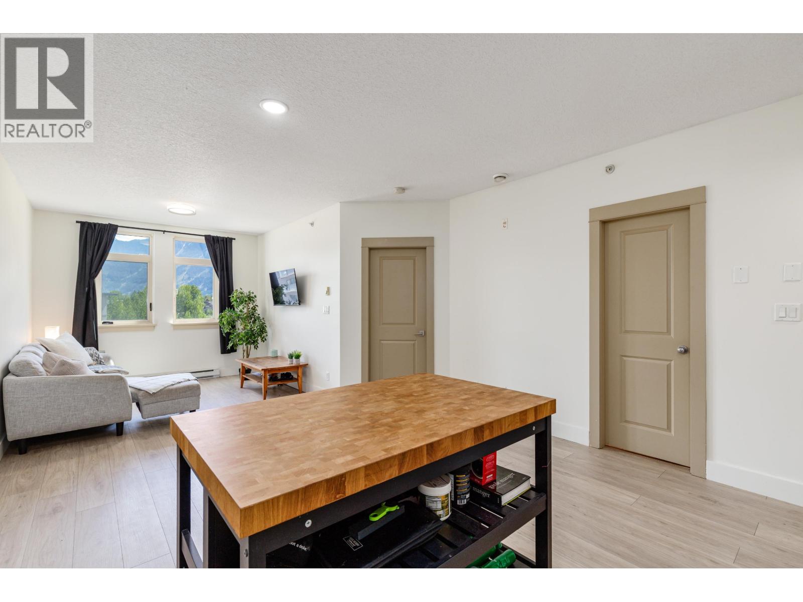 309 7330 Arbutus Street, Pemberton, British Columbia  V0N 2L1 - Photo 3 - R3155213