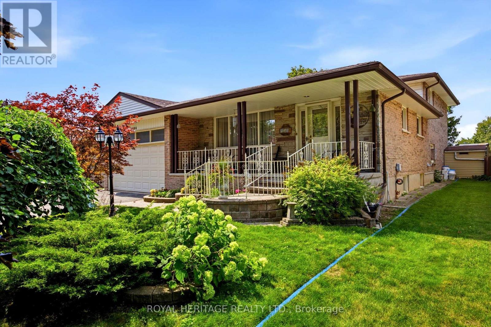 394 AMSTEL COURT, Oshawa, Ontario