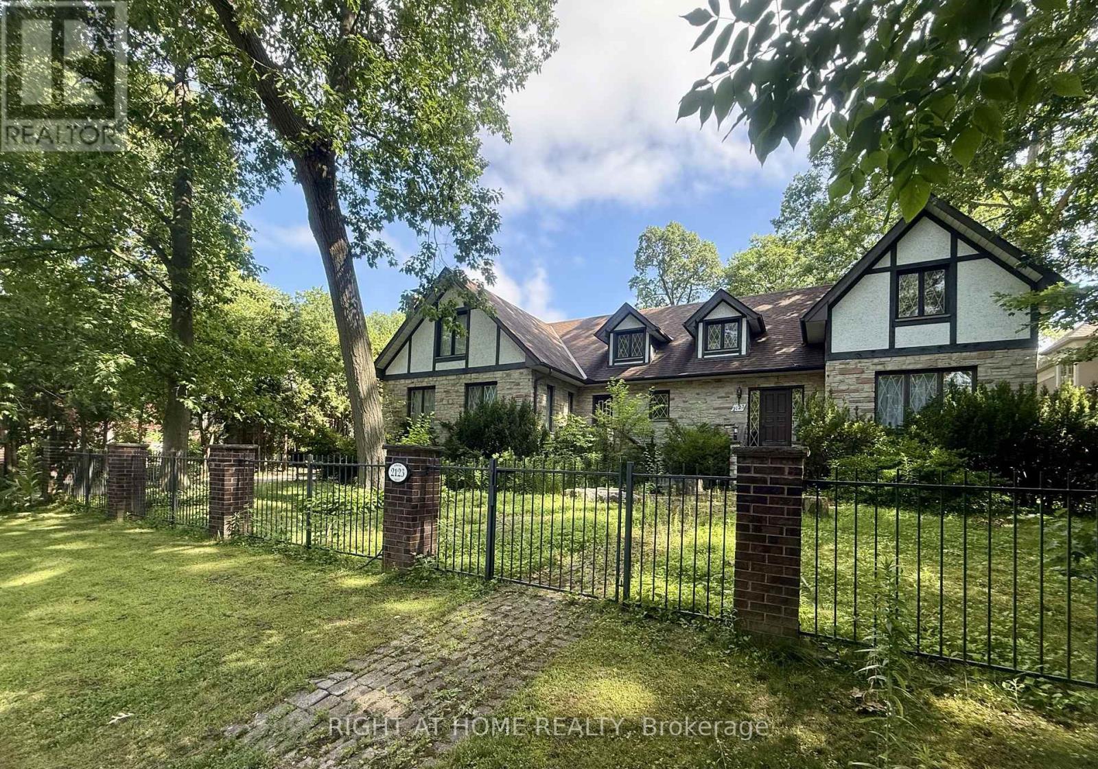 2123 Gordon Drive, Mississauga, Ontario  L5B 1S6 - Photo 2 - W13672136