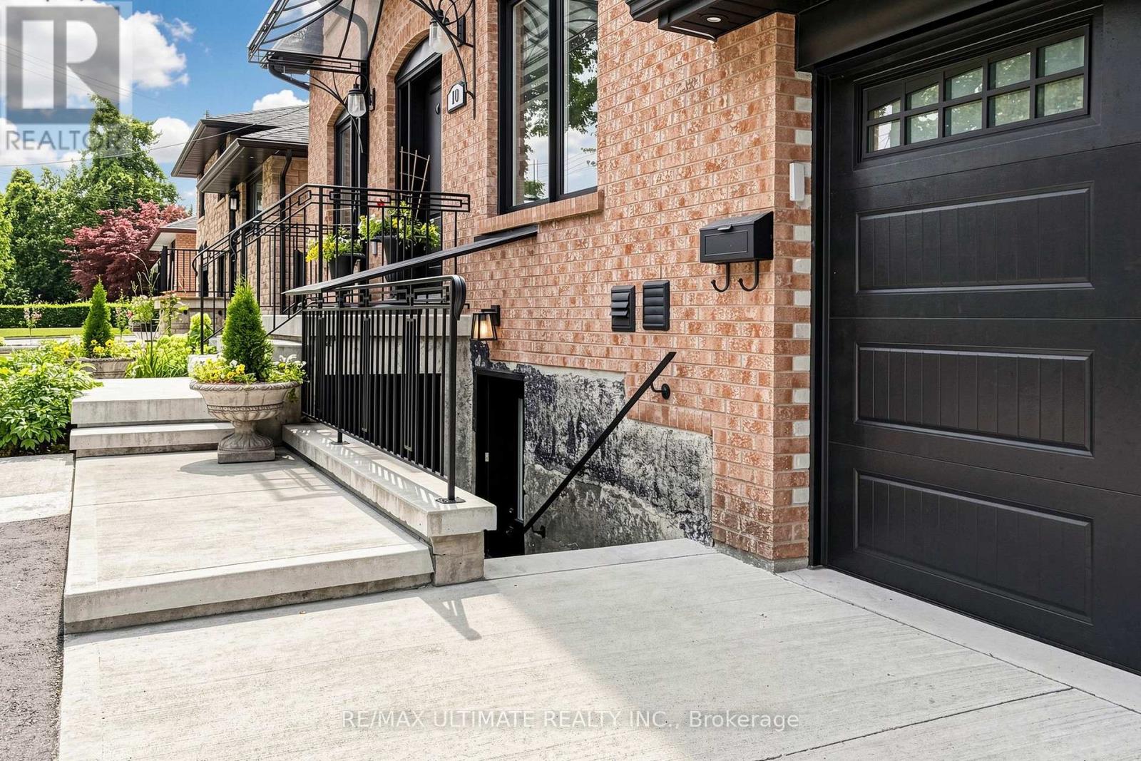LOWER - 10 WARBECK PLACE, Toronto, Ontario