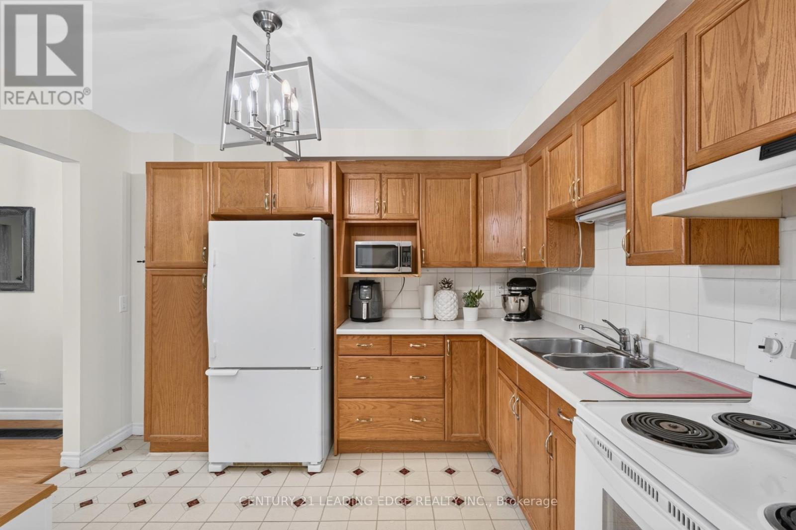 58 Valdor Drive, Toronto, Ontario  M1V 1R4 - Photo 6 - E13670380
