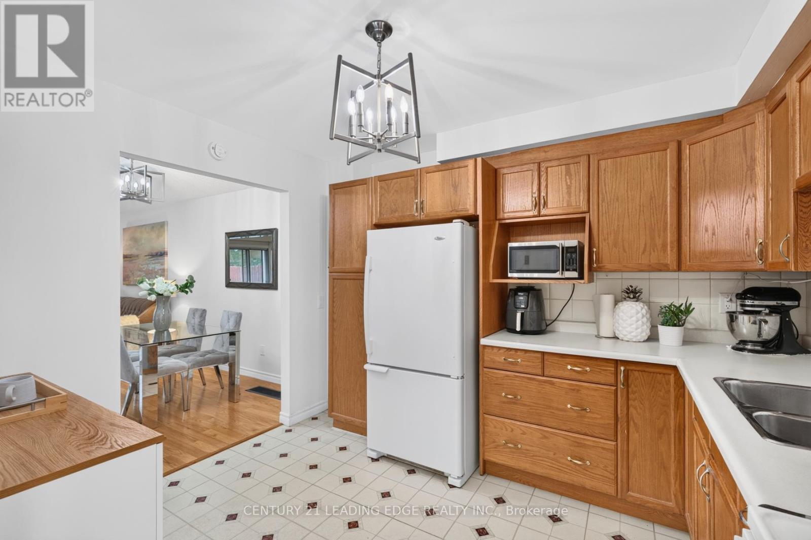 58 Valdor Drive, Toronto, Ontario  M1V 1R4 - Photo 8 - E13670380