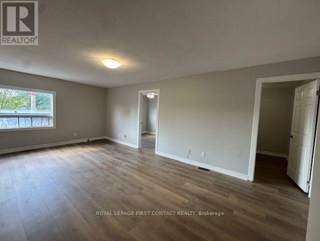 236 Tiffin Street, Barrie, Ontario L4N 2N4 - Photo 3 - S13670094