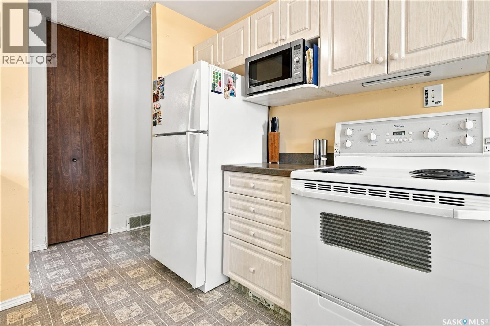 35 Elmview Road, Regina, Saskatchewan  S4R 0B1 - Photo 17 - SK045475