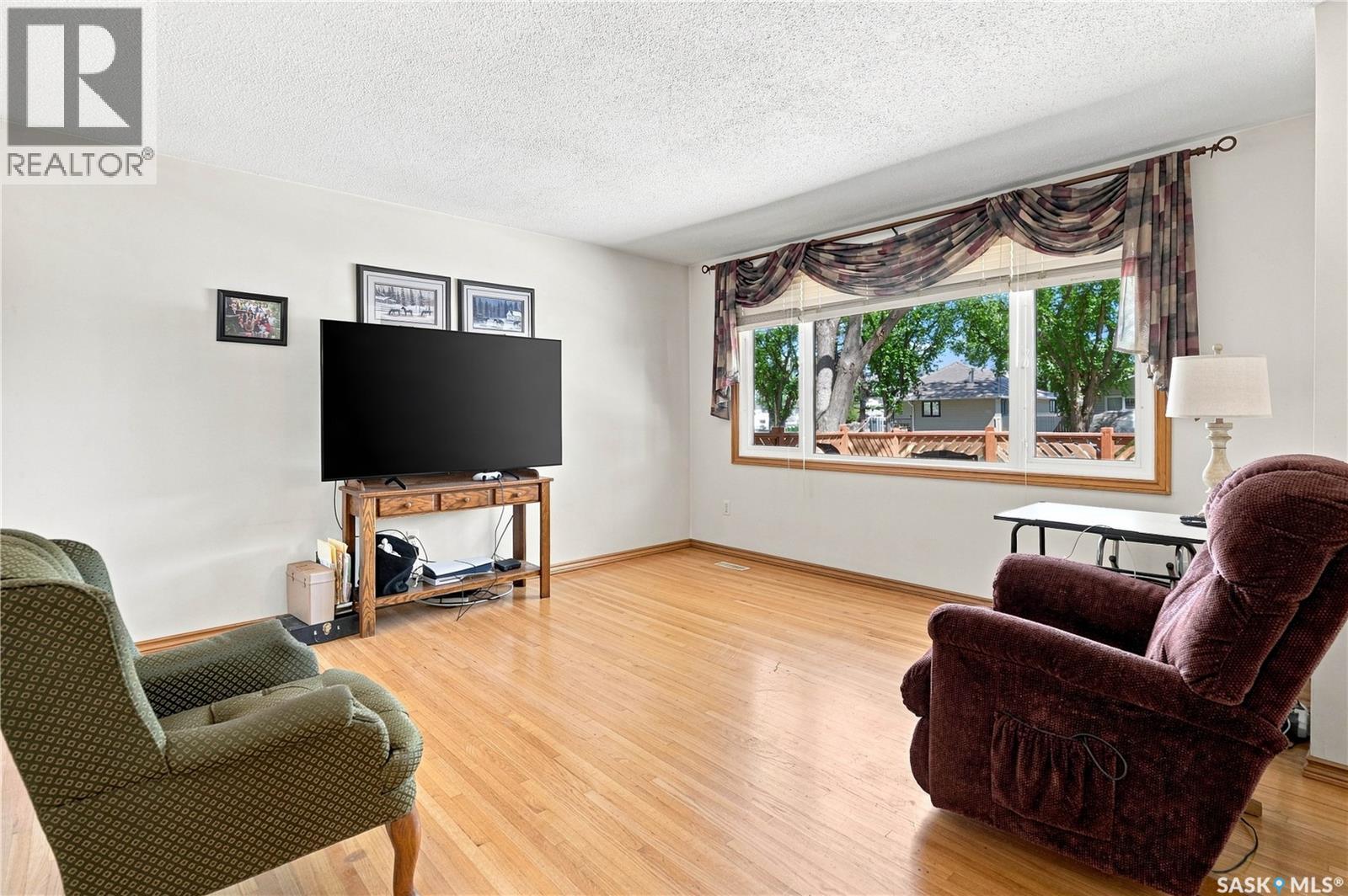 35 Elmview Road, Regina, Saskatchewan  S4R 0B1 - Photo 5 - SK045475
