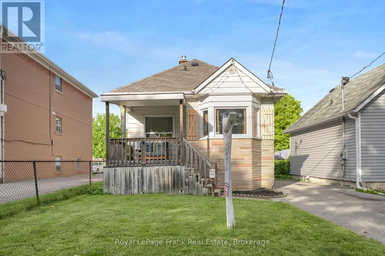 121 CROMWELL AVENUE, Oshawa, Ontario